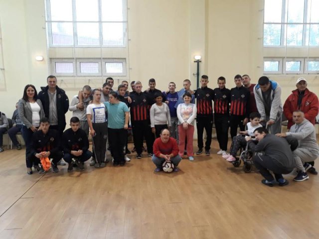 Чланови ФК „Мачва” посетили кориснике дневног боравка и установе