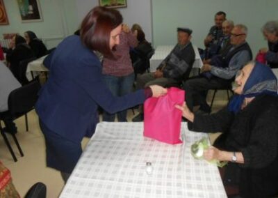 Пружена рука пријатељства