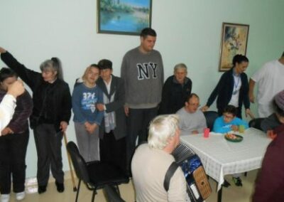 Пружена рука пријатељства