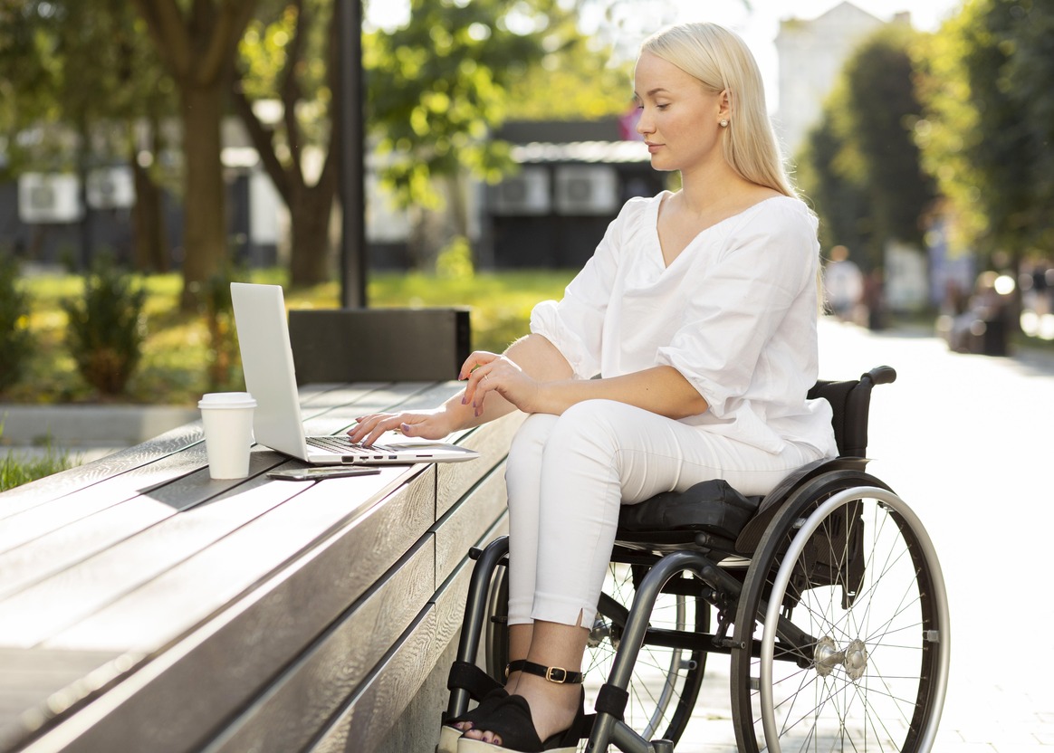 Особа са инвалидитетом користи дигитално приступачни веб сајт