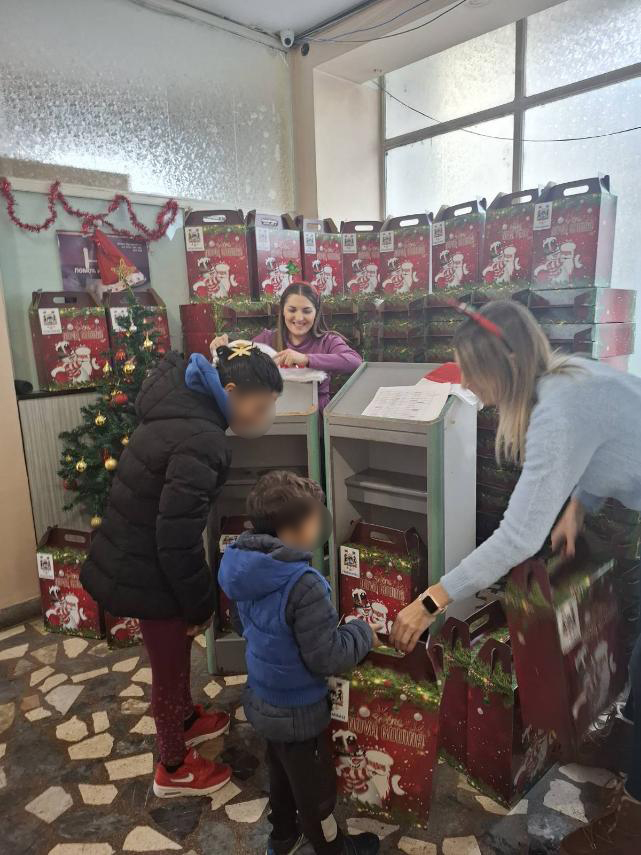 Центар за социјални рад поделио новогодишње пакетиће малишанима