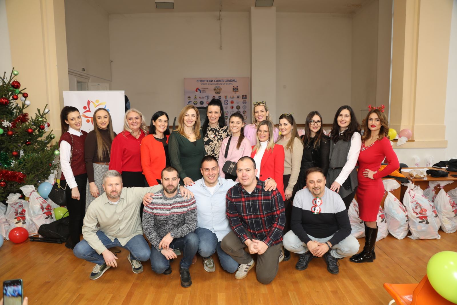 Подела пакетића и новогодишња чаролија пројекта „Седам сувенира“