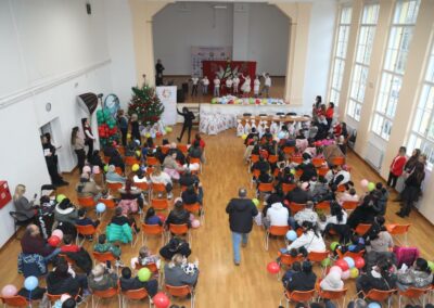 Подела пакетића и новогодишња чаролија пројекта „Седам сувенира“