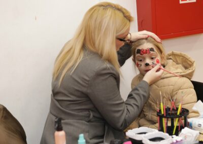 Подела пакетића и новогодишња чаролија пројекта „Седам сувенира“