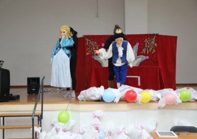 Подела пакетића и новогодишња чаролија пројекта „Седам сувенира“