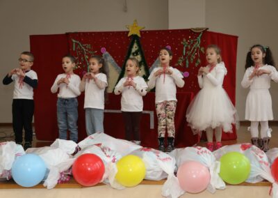 Подела пакетића и новогодишња чаролија пројекта „Седам сувенира“