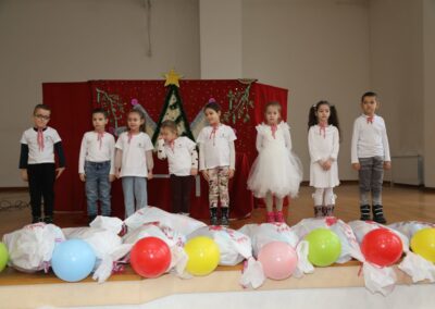 Подела пакетића и новогодишња чаролија пројекта „Седам сувенира“