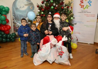 Подела пакетића и новогодишња чаролија пројекта „Седам сувенира“