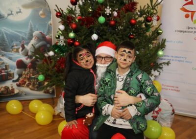 Подела пакетића и новогодишња чаролија пројекта „Седам сувенира“