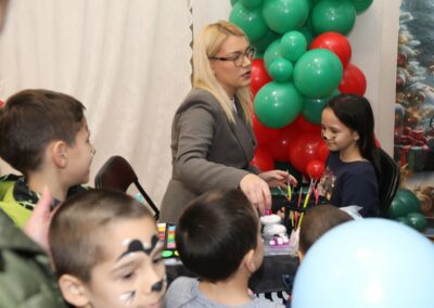 Подела пакетића и новогодишња чаролија пројекта „Седам сувенира“