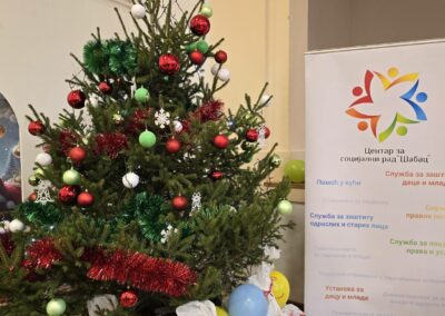 Подела пакетића и новогодишња чаролија пројекта „Седам сувенира“