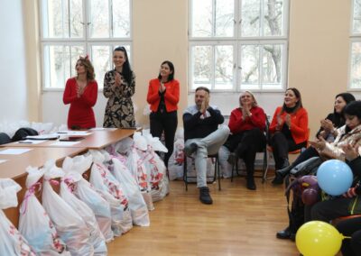 Подела пакетића и новогодишња чаролија пројекта „Седам сувенира“