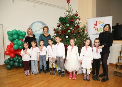 Подела пакетића и новогодишња чаролија пројекта „Седам сувенира“