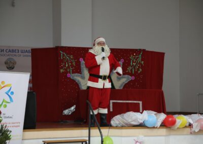 Подела пакетића и новогодишња чаролија пројекта „Седам сувенира“