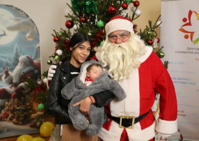 Подела пакетића и новогодишња чаролија пројекта „Седам сувенира“