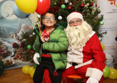 Подела пакетића и новогодишња чаролија пројекта „Седам сувенира“